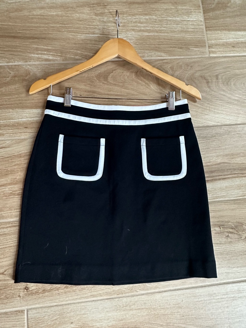 Banana Republic Black & Whitr Piped Pocket Mini Skirt Size 2